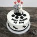 Geburtstagstorte - Emoticon in 3D. Zwei süße Kätzchen in weiß und grau geben sich ein Küsschen und dabei sprühen die Herzchen.