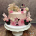Geburtstagstorte Mädchen - Entzückende Minnie Mouse mit vielen Blumen und Caketopper verziert diese rosa Torte.