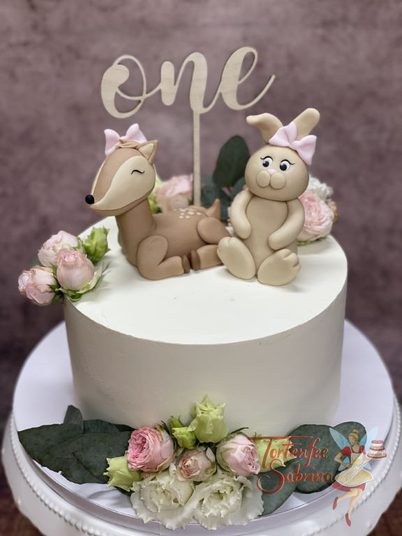 Geburtstagstorte Mädchen - Entzückendes Reh und Hase sitzen oben auf der Torte zwischen echten Rosen und Caketopper.