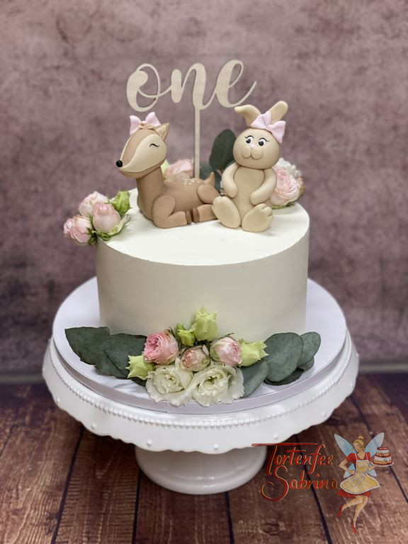 Geburtstagstorte Mädchen - Entzückendes Reh und Hase sitzen oben auf der Torte zwischen echten Rosen und Caketopper.