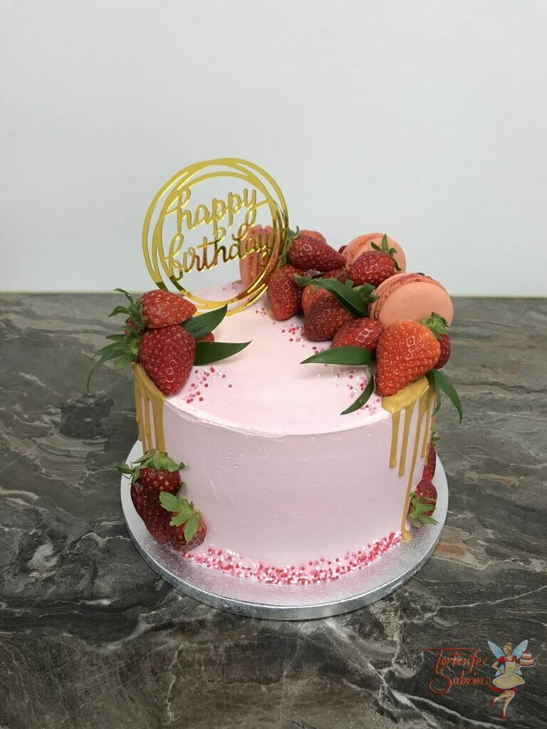 Geburtstagstorte Erwachsene - Erdbeeren mit goldenem Drip und schönem Cake Toper, ebenso ist die Torte mit bunten Streusel verziert.