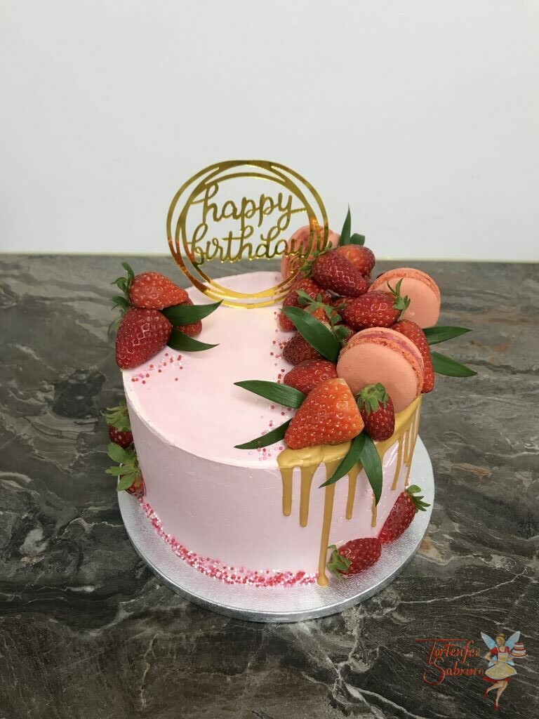 Geburtstagstorte Erwachsene - Erdbeeren mit goldenem Drip und schönem Cake Toper, ebenso ist die Torte mit bunten Streusel verziert.