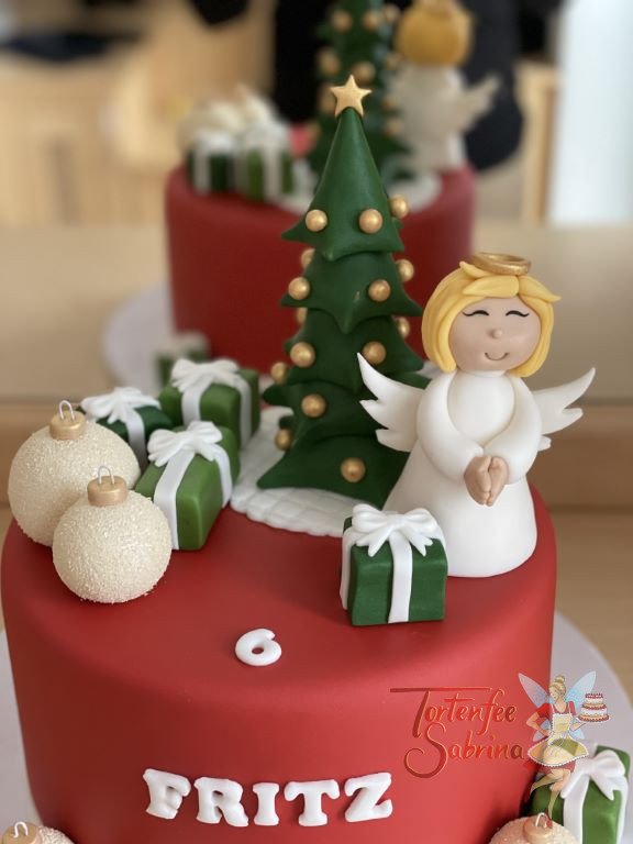 Geburtstagstorte Buben - Es weihnachtet sehr auf dieser roten Torte, den es gibt einen Weihnachtsbaum, Kugel, Geschenke und das Christkind.