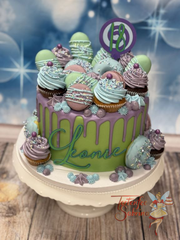 Geburtstagstorte Erwachsene - Farbenfrohe Süßigkeiten verzieren in den Farben lila und grün den süßen Drip Cake.