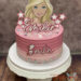 Geburtstagstorte Mädchen - Freundliche Barbie lacht in Form eines Caketoppers von der Torte, welche mit einem Muster eingestrichen wurde.