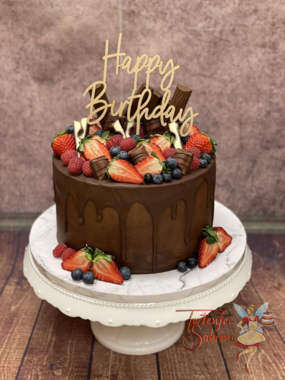 Geburtstagstorte Erwachsene - Fruchtig, süß und schokoladig wurde dieser Drip Cake verziert, ganz oben ziert ein Caketopper die Torte.