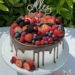 Geburtstagstorte Erwachsene - Fruchtige Leckerei mit vielen verschiedenen Beeren und ganz oben drauf ein glitzernder Cake Topper.