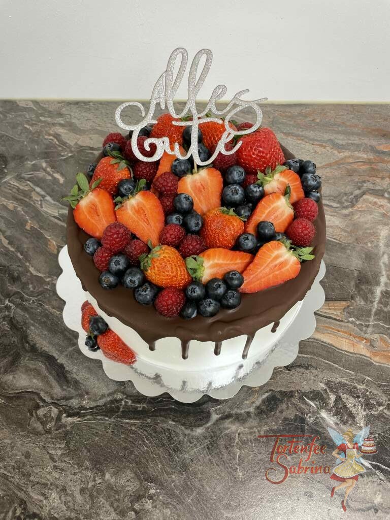 Geburtstagstorte Erwachsene - Fruchtige Überraschung mit vielen verschiedenen Beeren und schokladigem Dirp sowie einem Cake Topper.