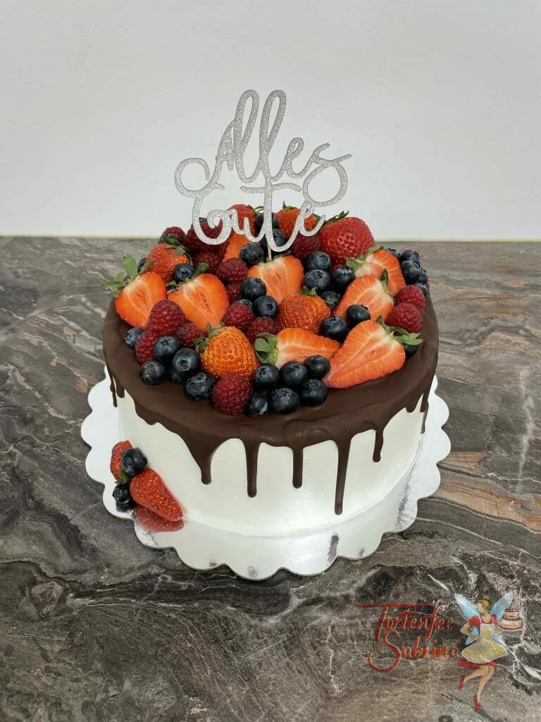 Geburtstagstorte Erwachsene - Fruchtige Überraschung mit vielen verschiedenen Beeren und schokladigem Dirp sowie einem Cake Topper.