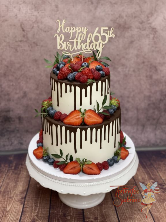 Geburtstagstorte - Fruchtiges auf 2 Etagen, rundherum ziert die Schokolade die Torte. Erdbeeren und Himbeeren dürfen auch nicht fehlen.