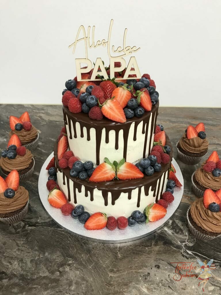 Geburtstagstorte Erwachsene - Früchte hoch 2 mit Cup Cakes, auf der Torte befindet sich ein schokoladiger Drip und ein Cake Topper.