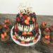 Geburtstagstorte Erwachsene - Früchte hoch 2 mit Cup Cakes, auf der Torte befindet sich ein schokoladiger Drip und ein Cake Topper.