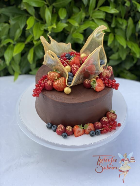 Geburtstagstorte Erwachsene - Früchte in der Zuckerschale, eine geschwungene und goldene Schale gefüllt mit Beeren.