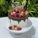 Geburtstagstorte Erwachsene - Früchte hoch 30-ig, dafür spricht dieser wunderschöne Cake-Topper aus Holz umgeben von vielen Früchten.