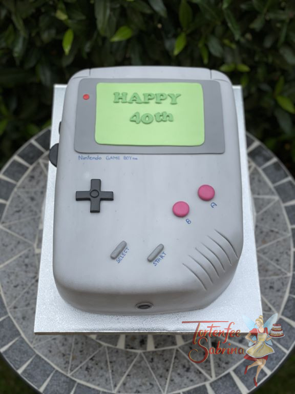 Geburtstagstorte Erwachsene - Game Boy in der Farbe grau, so wie das erste Model ausgesehen wurde hier als Torte gezaubert.