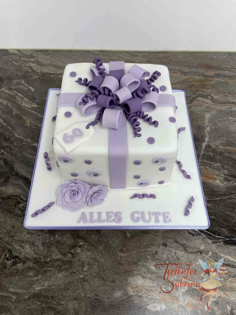 Geburtstagstorte Erwachsene - Geschenkspackerl mit lila und violetter Schleife, ebenso ist die Torte noch mit einer Blume verziert.