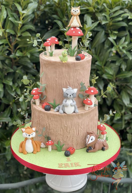 Geburtstagstorte Buben - Gestapelter Baumstamm mit vielen Waldtieren die es sich auf der Torte gemütlich machen.