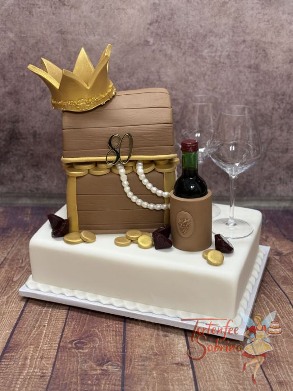 Geburtstagstorte Erwachsene - Gläschen Rotwein wird sich gegönnt nach dem Blick in die schön verzierte Schatztruhe.