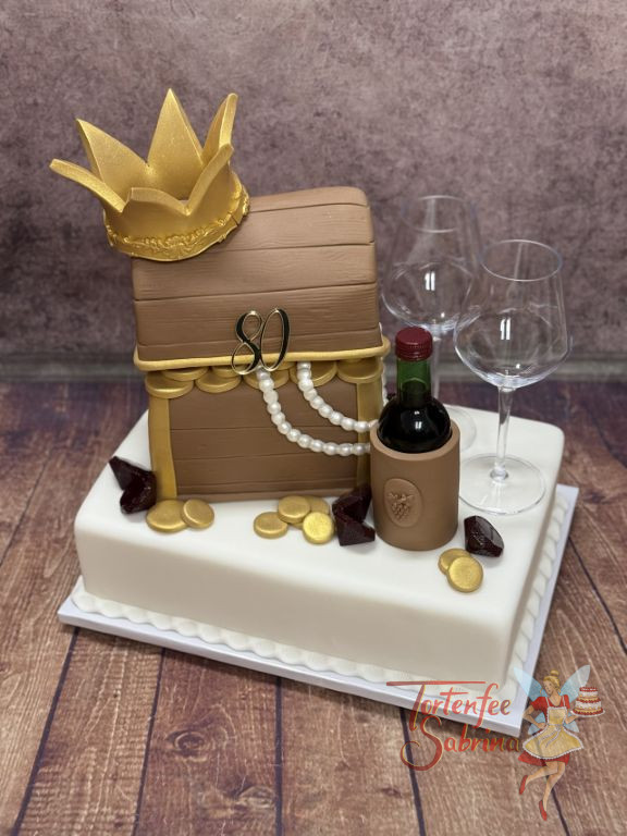 Geburtstagstorte Erwachsene - Gläschen Rotwein wird sich gegönnt nach dem Blick in die schön verzierte Schatztruhe.