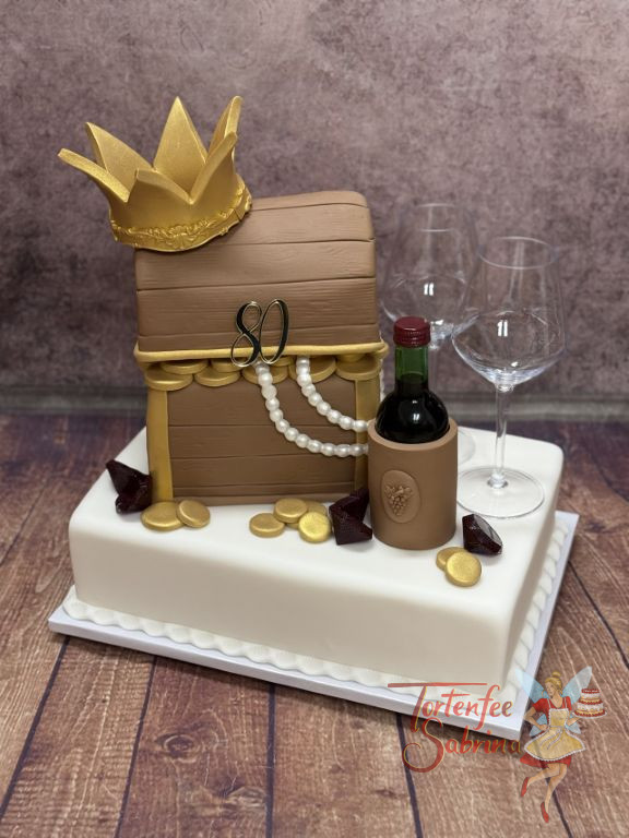 Geburtstagstorte Erwachsene - Gläschen Rotwein wird sich gegönnt nach dem Blick in die schön verzierte Schatztruhe.