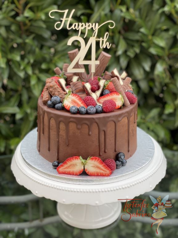Geburtstagstorte Erwachsene - Glückliche 24ig steht auf dem aus Holz gefertigten Cake-Topper, umgeben von Süßem und Früchten.