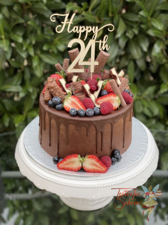 Geburtstagstorte Erwachsene - Glückliche 24ig steht auf dem aus Holz gefertigten Cake-Topper, umgeben von Süßem und Früchten.