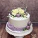 Geburtstagstorte Mädchen - Goldene 15 in Form des Caketoppers verziert ganz oben neben den weissen Rosen die Torte mit Schleife.