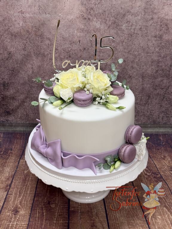 Geburtstagstorte Mädchen - Goldene 15 in Form des Caketoppers verziert ganz oben neben den weissen Rosen die Torte mit Schleife.
