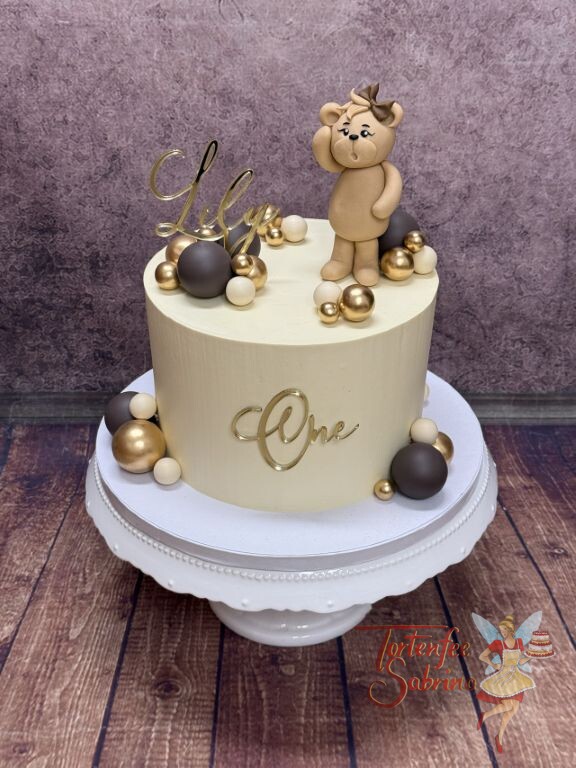 Geburtstagstorte Mädchen - Goldene Eins ziert als Schriftzug in englischer Sprache die Torte auf der Vorderseite.
