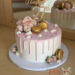 Geburtstagstorte Erwachsene - Goldene Macarons verzieren neben den kleinen Rosen und dem Caketopper die Torte.