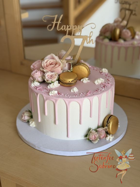 Geburtstagstorte Erwachsene - Goldene Macarons verzieren neben den kleinen Rosen und dem Caketopper die Torte.