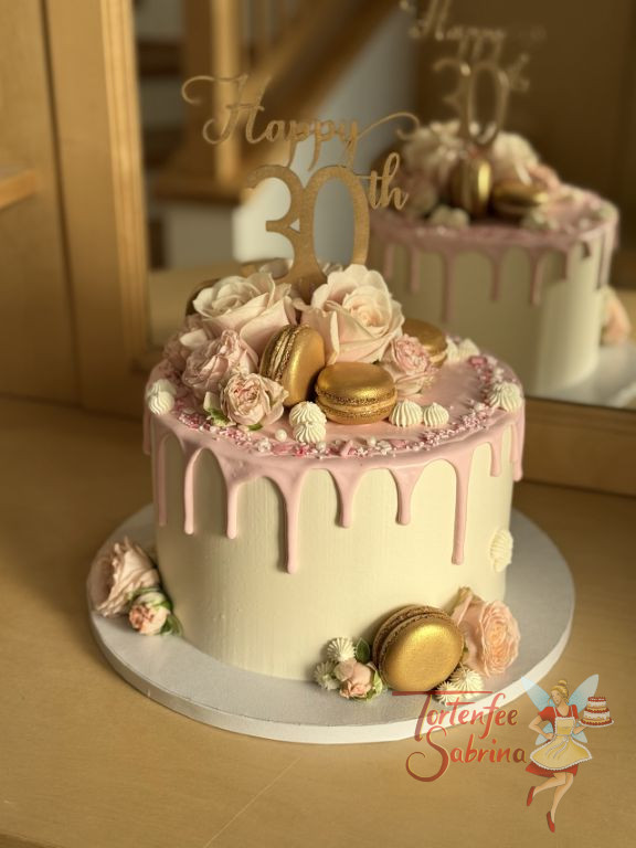 Geburtstagstorte Erwachsene - Goldener 30er in Form des Caketoppers ist umgeben von zarten rosa Rosen und goldenen Macarons.