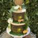 Geburtstagstorte Erwachsene - Goldener Löwe ist oben als Caketopper zu sehen, tropische Blätter und Blüten zieren seitlich die Torte.