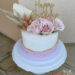 Geburtstagstorte Erwachsene - Goldener Rand schließt die rosa eingefärbte Buttercreme ab, oben auf der Torte zieren Trockenblumen die Torte.