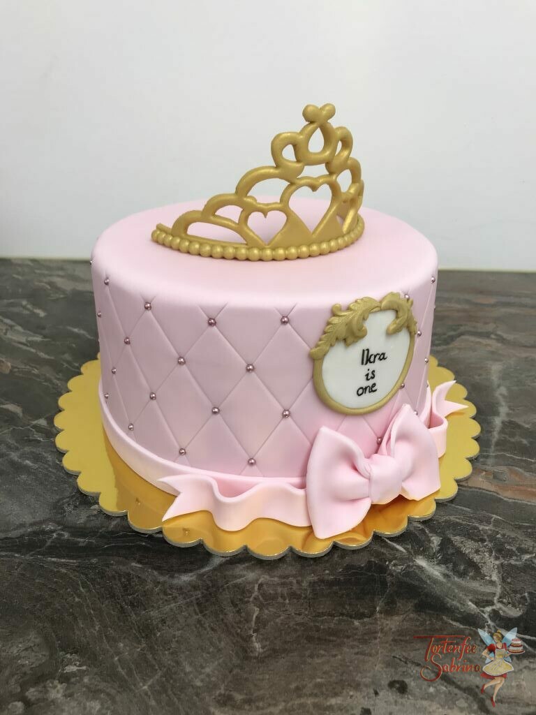 Geburtstagstorte Mädchen - Goldenes Krönchen ist ganz oben auf der Torte, weiters wurde sie noch mit Perlen und einer Schleife verziert.