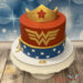 Geburtstagstorte Erwachsene - Goldenes W von Wonderwoman ziert vorne neben dem Sternenmuster die rot-blaue Torte.