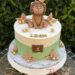 Geburtstagstorte Buben - Goldiger Löwe mit Krone sitzt ganz oben auf der Torte umgeben von kleinen Blättern und Kugeln.