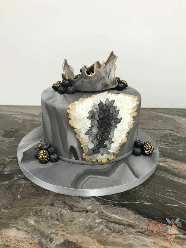 Geburtstagstorte Erwachsene - Graue Kristalle wurden hier auf einer grau marmorierten Torte gesetzt, ebenso eine Zuckerschale mit Beeren.