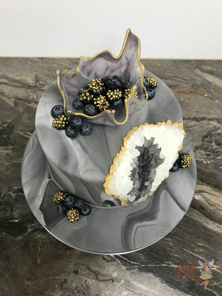 Geburtstagstorte Erwachsene - Graue Kristalle wurden hier auf einer grau marmorierten Torte gesetzt, ebenso eine Zuckerschale mit Beeren.