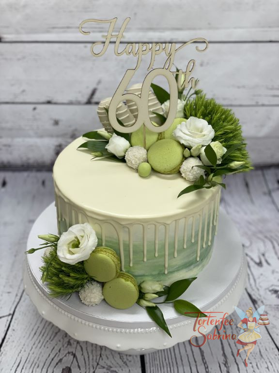 Geburtstagstorte Erwachsene - Grüne Blumen und Macarons verzieren den Drip Cake, ebenso auf der Torte ist eine Cake Topper.
