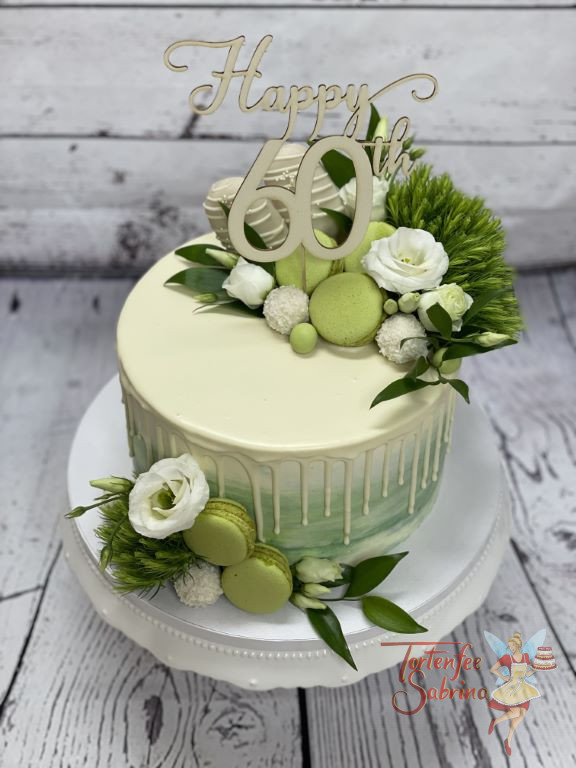 Geburtstagstorte Erwachsene - Grüne Blumen und Macarons verzieren den Drip Cake, ebenso auf der Torte ist eine Cake Topper.