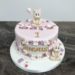 Geburtstagstorte Mädchen - Häschen mit Blumen. Diese Torte wurde rosa eingedeckt und mit goldenen Buchstaben dekoriert.