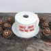 Geburtstagstorte Erwachsene - Häufchen mit Klopapier, hier gibt es braune Cup Cakes und eine weiße Torte in Form einer Klopapierrolle.