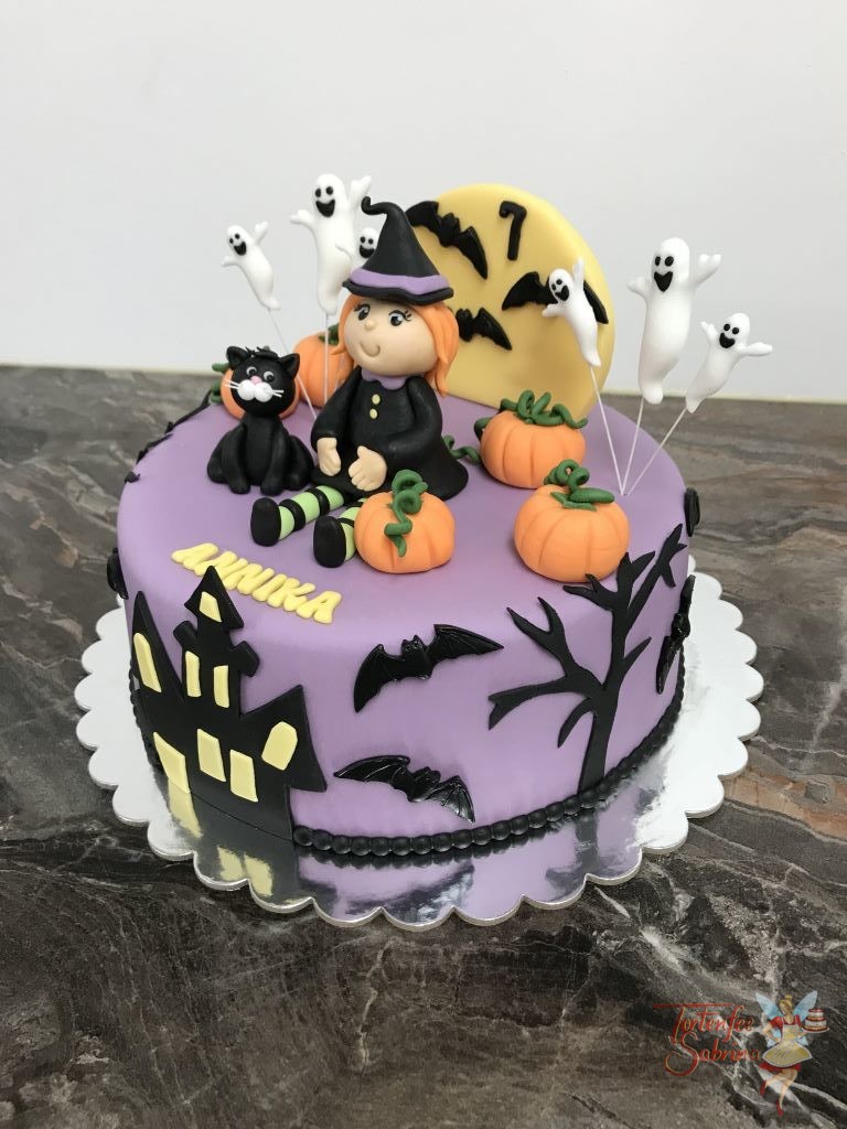 Geburtstagstorte Mädchen - Halloween mit Hexe und Geisterhaus. Ebenso auf der Torte sind Kürbise, Geister und eine schwarze Katze.