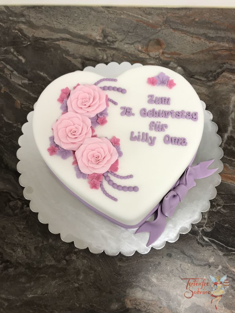 Geburtstagstorte Erwachsene - Herz mit pinken Rosen und als Anschluss der Torte wurde ein violettes Band mit Schleife gewählt.