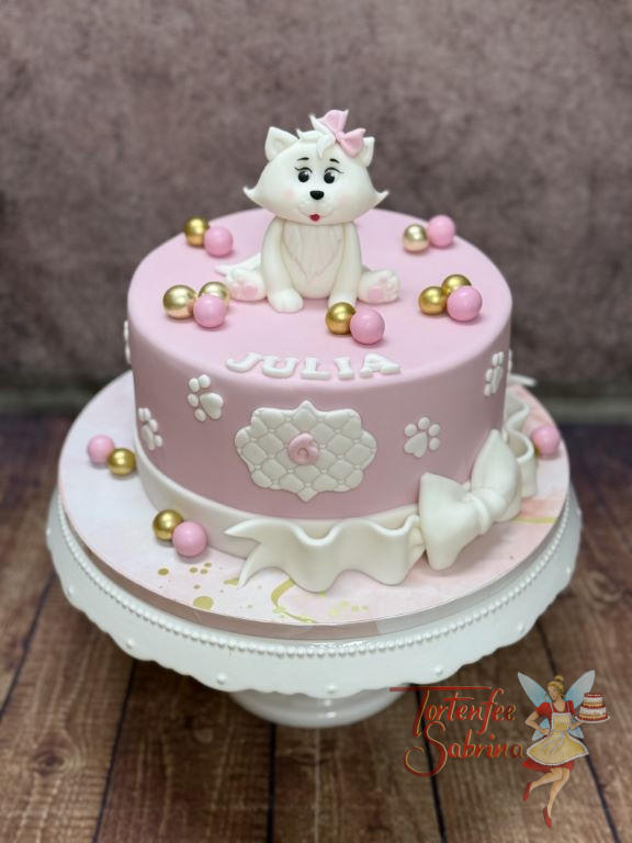 Geburtstagstorte Mädchen - Herziges Kätzchen sitzt oben auf der Torte und trägt ganz stolz ihre rosafarbene Schleife.