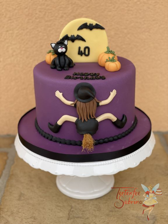 Geburtstagstorte Erwachsene - Hexe auf dem Besen ist leider gegen die Torte geflogen. Oben auf der Torte sitzt eine schwarze Katze.
