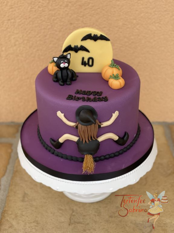 Geburtstagstorte Erwachsene - Hexe auf dem Besen ist leider gegen die Torte geflogen. Oben auf der Torte sitzt eine schwarze Katze.