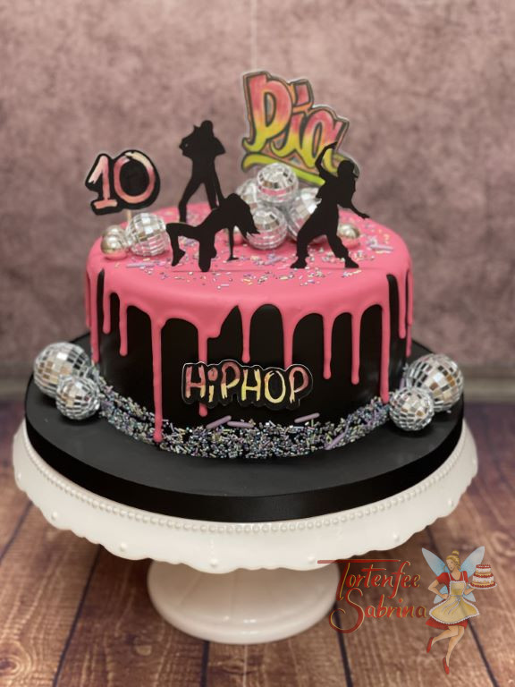 Geburtstagstorte Mädchen - Hip Hop wird auf der schwarzen Torte mit rosa Drip getanzt, kleine Discokugeln sind ebenfalls darauf.