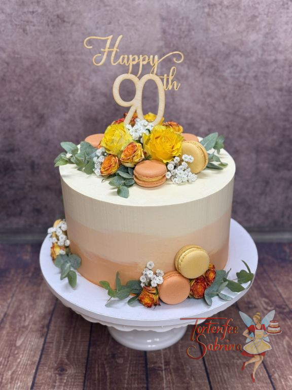 Geburtstagstorte Erwachsene - Hübsche Farben in Orangtönen verzieren die Aussenseite der Torte, ganz oben ist ein Caketopper.